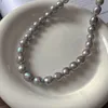 Collana di perle d'acqua dolce irregolari grigie eleganti francesi, temperamento, catena corta vintage leggera e collare di lusso da donna