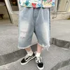 Jeans-Jeansshorts für Männer mit sommerlichen zerrissenen Löchern und pelzigem Saum. Hosen-Design, Nischen-High-Street-trendige Marke, Ins Five-Point-Hosen 230904