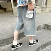 Jeans-Jeansshorts für Männer mit sommerlichen zerrissenen Löchern und pelzigem Saum. Hosen-Design, Nischen-High-Street-trendige Marke, Ins Five-Point-Hosen 230904