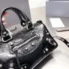 La pelle di pecora rugosa della pelle di vacchetta più alla moda può essere obliqua sul retro della borsa da moto tote bag 22X12 con confezione regalo