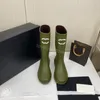 Manga de borracha da moda usando botas de cano alto para mulheres pretas, brancas, roxas, verdes