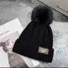 Gorro de punto con pompón de invierno para mujer feliz, bonito gorro con línea torcida, gorro liso cálido