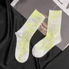 Chaussettes de créateurs 2023 Nouvelle bonneterie pour femmes à la mode en poudre d'argent Graffiti Medium Tube Sock fait à la main coloré personnalisé tendance YV09