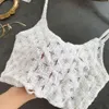 女性のための中空のニットベスト春と夏の香港スタイルのレトロかぎ針編みのショートホルター
