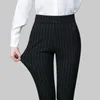 Pantalons pour femmes Capris printemps automne femmes d'âge moyen taille élastique décontracté pantalon droit femme pantalon dame rayure crayon pantalon noir pantalon 5XL1833 230906