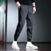 Calças masculinas moda lado listra lápis homens casual streetwear bordado retalhos calças pretas 230906