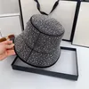 Cappello a secchiello di design da donna Vacanze estive Viaggi Incontri Acqua con diamanti intarsiati con lettere in metallo Cappelli a tesa larga