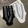 Hosiery Designer 2023 Nouvelles chaussettes pour femmes, paillettes faites à la main à la mode, bas tube moyen, impression alphabet à trois barres, tendance pour femmes 359Q