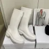 2023 Diseñador de lujo Color puro Zapatos de lluvia Botas para mujer Diseño de letras Adorno de metal Alfombra de pie de cuero Bota antideslizante al aire libre Señora Moda Zapatos cómodos de tacón bajo