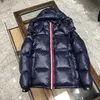 Mens Down Parkas Veste épaisse Designer Homme Manteaux d'extérieur à manches longues à capuche Hip Hop Classic Arm Pocket Manteau chaud de haute qualité261s