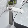 Torneiras da pia do banheiro Torneira quadrada cromada e preta cachoeira torneira misturadora de bico largo torneira de água fria