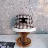 디자이너 Lambhair 버킷 모자 환기 스타일 디자이너 패션 남성 가을 겨울 방학 Casquette 삼각형 프린트 버킷 모자 2309067pe-3