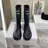 2023 Designer Luxus reine Farbe Regenschuhe Stiefel Damen Buchstaben-Design Metallbesatz Leder Fußmatte Outdoor rutschfeste Stiefel Damenmode Low-Heels Komfortschuhe Größen