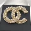 Luksusowe projektanty broszki perłowe modnie męskie marka damska podwójna litera wisiorek broszek Sweter przyniósł pinowe odzież biżuterii akcesoria