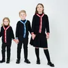 Mädchenkleider AP-Streifen-Cardigan-Kollektion für Jungen und Mädchen, zweifarbig, V-Ausschnitt, passende Familienkleidung, Teenager-Kindermode, Baumwolle, lässiges Set, Top-Kleid 230905