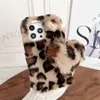 Custodia per cellulare in peluche con stampa leopardo e cuore d'amore per iPhone 15 14 13 12 11 PRO Max xr xs 6 7 8 Plus custodia posteriore calda e carina in pelliccia lunga