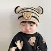 Berretti Berretto da bambino a righe lavorato a maglia carino Orso di cartone animato coreano Cappello da neonato con orecchie Berretto da cofano per bambina caldo all'aperto