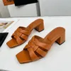 Kadınlar orta kalınlıkta topuklu terlik katırları gerçek deri kumaş çapraz dokuma deri dış taban blok topuk tereği lüks tasarımcı sandaletler fabrika ayakkabıları kutu