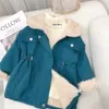 Vestes Jaket bulu anak perempuan manteau pakaian luar katun tebal domba pour bayi jaket pinggang pas panjang setengah parka musim dingin 230905