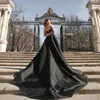 エレガントな短い黒いサテンVネックウェディングドレス列車の鞘のノースリーブスイープトレインブライダルガウンプリーツベスティドデヴィア女性ドレス