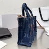 Cowboy Tote Shopping Bag Kvinnor Handväskor Purse Fashion Letters Leather Strap Blue Shoulder Crossbody Väskor Designer Small Pocket 25cm