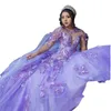 2023 Quinceanera robe de bal robes violet clair col haut dentelle appliques perles de cristal avec des fleurs faites à la main plus la taille robes de soirée de bal avec cape