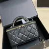 Diseñador para mujer Mango superior Caja de vanidad Bolsas de asas con espejo Hardware de metal dorado Cadena de matelasse Hombro cruzado Estuche cosmético Bolsos 18X10 CM C8