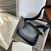 Sacos da noite 2023 Bolsa de couro feminina mini coque cozido moda clipe de couro crossbody