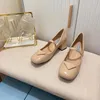 Formelle Schuhe, klassische Designer-Damensandalen, luxuriöser dicker Absatz, Metallschnalle, eine Linie, niedriger Absatz, flacher Mund, Retro-Stil, quadratischer Kopf, hohle High Heels