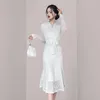 Robes décontractées de base Doux français léger luxe Chic Design haut de gamme robe blanche col en v dentelle taille haute mince jupe en queue de poisson robe élégante 230905