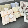 Conjunto de toalhas de banho de lã coral de marca de moda de qualidade estilo clássico toalha de praia absorvente de secagem rápida
