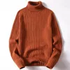 Męskie swetry mówienie sweter męskie jesienne i zimowe swobodne wszechstronne ubranie ciepłe dolne koszulę solidne kolorowe skręcanie 230905