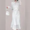 Robes décontractées de base Doux français léger luxe Chic Design haut de gamme robe blanche col en v dentelle taille haute mince jupe en queue de poisson robe élégante 230905