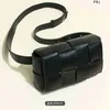 Bottegvenetas Bags Cassette Woven Bag Womens 2024 Summer Black Chest Minority Design Waist Messenger Leather Textureはロゴを持っています