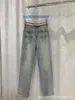 Calça jeans feminina com letras, designer de verão, novo nicho com letras totais, calça jeans lavada, combinada com uma cintura elegante para um visual fino e versátil