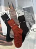 Bonneterie Designer Automne Hiver Nouvelles chaussettes pour femmes style vintage fil mélangé tricoté tube moyen chaussette épaissie lettre imprimée tendance KTYH