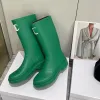 2023 Diseñador de lujo Color puro Zapatos de lluvia Botas para mujer Diseño de letras Adorno de metal Alfombra de pie de cuero Bota antideslizante al aire libre Señora Moda Zapatos cómodos de tacón bajo