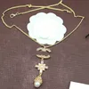 Collana classica placcata in oro Moda grande ciondolo con perla Regalo di nozze Gioielli Collane maglione di alta qualità 16 stile