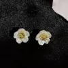 Studörhängen vSnow Korean Fashion White Small Flower Earings For Women Exquisite Gold Blossom Metal smycken Pendientes