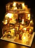 Accessoires de maison de poupée Maison de poupée avec cache-poussière casa Miniature bricolage maison de poupée en bois Miniatures enfants jouets fille cadeaux d'anniversaire diorama 1 24 M2132z 230905