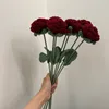 Decoratieve bloemen thuis tafel handgebreide nepbloem gebreid breien wijn rode roos festival versieren voor vriendin creatieve doe-het-zelf