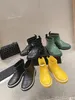 Designer-Stiefel mit langen Röhren aus Gummi für Damen. Lässige Vintage-Gummi-Regenschuhe für Regenstiefel. Kurze Regenstiefel mit geprägtem Logo. Gummi-Low-Top-Kurzknöchel-Regenstiefel mit Logo