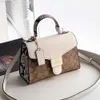 Kvinnors designersäckar Tote Orlai New Women's Messenger Old Flower Snake Mönster Satchel Hourglass PVC belagd Portable Small Square Factory Direct Sales