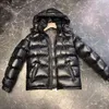 Mens Down Parkas Veste épaisse Designer Homme Manteaux d'extérieur à manches longues à capuche Hip Hop Classic Arm Pocket Manteau chaud de haute qualité261s