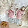 Piumino Dolce Giacca invernale Vestiti per ragazze Orso dei cartoni animati ricamato Aggiungi velluto caldo con cappuccio Abbigliamento per bambini di alta qualità