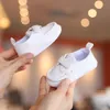 First Walkers VALEN SINA Детская обувь Белые крестильные мокасины для крещения Младенческие мальчики Девочки Обувь без шнуровки в горошек Прогулочная обувь 230906