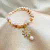 Bracelets de charme Mignon Femelle Blanc Perle Bracelet Bracelet De Luxe Jaune Or Couleur Fleur Flocon De Neige Grand Mariage Rond Pour Les Femmes