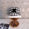 디자이너 Lambhair 버킷 모자 환기 스타일 디자이너 패션 남성 가을 겨울 방학 Casquette 삼각형 프린트 버킷 모자 2309067pe-3