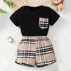 2 stks babyjongens casual pocket gepatchte korte mouw onesie plaid shorts set kleren