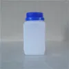Белая пластиковая бутылка X500 мл с крышкой флакона с образцом реагента и синей винтовой крышкой на крышке